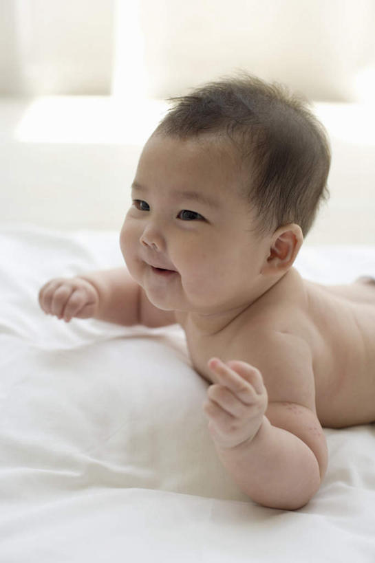东方人,儿童,一个人,笑,微笑,露齿笑,竖图,俯视,室内,白天,纯洁,床,亚洲,仅一个男性,仅一个人,床单,注视,黄种人,被子,裸露,小孩,观察,看,趴着,仅一个小孩,可爱,童年,童趣,单人床,观看,察看,被单,关注,裸,童真,烂漫,无邪,天真,男孩,男人,男性,亚洲人,孩子,趴,抬头,仰头,半身,彩图,高角度拍摄,男生