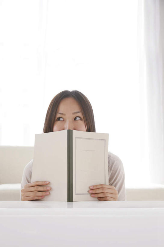 东方人,一个人,客厅,坐,举,竖图,室内,白天,正面,窗户,落地窗,沙发,桌子,亚洲,仅一个年轻女性,仅一个女性,仅一个人,握,记事本,拿,拿着,注视,黄种人,玻璃窗,本子,笔记本,观察,看,托,握着,遮,遮掩,观看,察看,起居室,掩盖,遮挡,关注,布艺沙发,遮盖,掩饰,年轻女性,女人,女性,亚洲人,举起,举手,举着,向上举,向上伸,向上托,坐着,半身,彩图