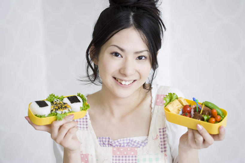 米饭,寿司,一个人,站,举,笑,微笑,露齿笑,横图,俯视,室内,白天,餐桌,桌子,蔬菜,西红柿,仅一个年轻女性,仅一个女性,仅一个人,一堆,许多,握,堆积,新鲜,叉子,墙,生菜,莴苣,海苔,食品,紫菜,饭,拿,拿着,注视,墙壁,墙面,食物,垫子,碗,观察,看,托,站着,握着,有机食品,绿色食品,餐台,观看,堆,五谷,察看,关注,春菜,鹅仔菜,莴仔菜,千金菜,叶用莴苣,年轻女性,女人,女性,樱桃番茄,圣女果,番茄,举起,举手,举着,向上举,向上伸,向上托,站立,半身,彩图,高角度拍摄