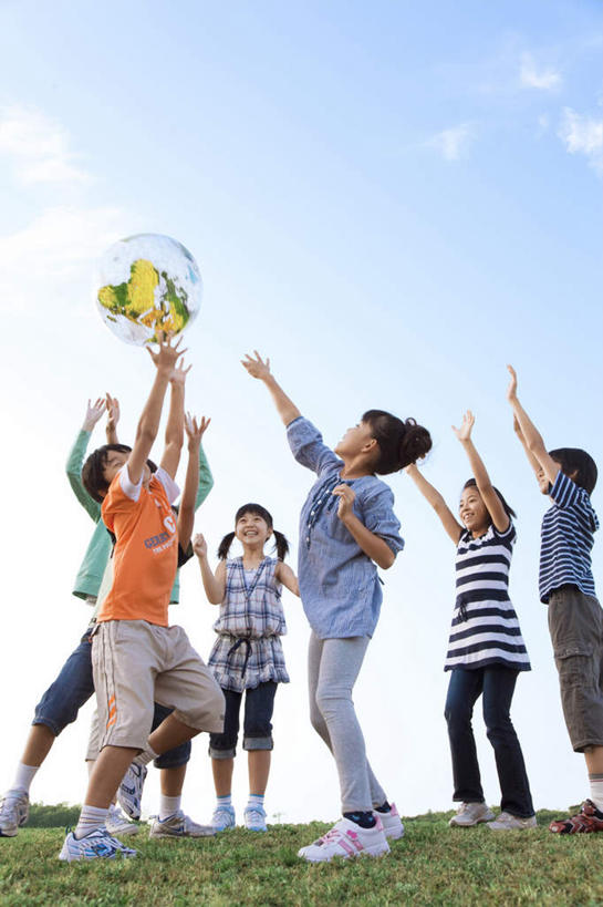 东方人,儿童,伙伴,朋友,站,举,笑,微笑,露齿笑,竖图,室外,白天,仰视,友谊,仪器,草地,草坪,海洋,植物,地图,亚洲,网格,地球仪,线条,世界地图,地球,陆地,云,云朵,许多人,全球,云彩,注视,黄种人,球,草,小孩,蓝色,绿色,白云,蓝天,天空,经纬线,模型,天,观察,看,托,站着,一群人,球体,同学,地理,国家,晴朗,观看,大陆,察看,世界,校友,关注,纬线,版图,经线,经纬仪,地理学,同窗,学友,友情,男孩,男人,男性,女孩,女人,女性,亚洲人,晴空,举起,举手,举着,抬头,向上举,向上伸,向上托,仰头,站立,半身,彩图,低角度拍摄,大洋,大洲,男生,女生