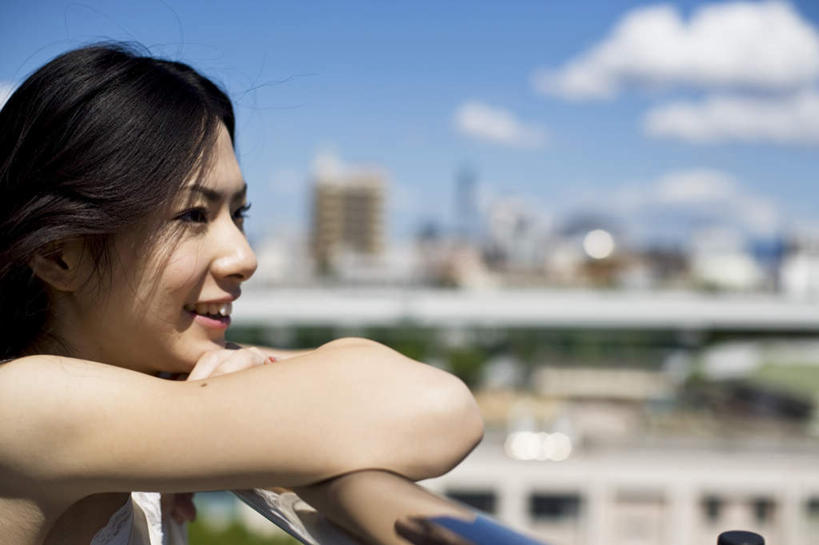 东方人,一个人,高楼大厦,站,笑,交叉,微笑,露齿笑,横图,室外,白天,侧面,度假,美景,城市风光,城市,大桥,大厦,建筑,立交桥,摩天大楼,桥梁,亚洲,仅一个年轻女性,仅一个女性,仅一个人,景观,云,云朵,高架,斜拉桥,桥,云彩,注视,黄种人,娱乐,建设,蓝色,白云,蓝天,天空,天,观察,看,趴着,站着,享受,休闲,景色,放松,晴朗,观看,察看,关注,相交,交集,年轻女性,女人,女性,亚洲人,晴空,趴,站立,半身,彩图,大楼,高层建筑,高楼,摩天楼