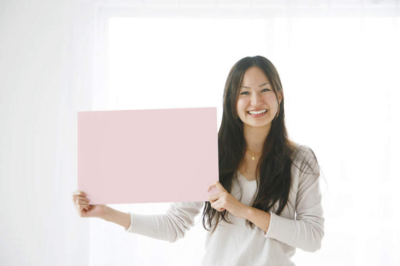 东方人,一个人,站,举,笑,微笑,露齿笑,横图,室内,白天,正面,窗户,亚洲,仅一个年轻女性,仅一个女性,仅一个人,握,纸,墙,拿,拿着,注视,黄种人,玻璃窗,墙壁,墙面,观察,看,托,站着,握着,观看,纸板,察看,关注,年轻女性,女人,女性,亚洲人,举起,举手,举着,向上举,向上伸,向上托,站立,半身,彩图