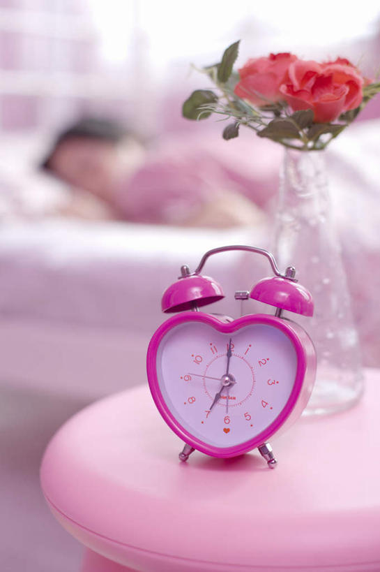 东方人,一个人,躺,竖图,俯视,室内,白天,爱情,幸福,纯洁,热情,植物,床,桌子,玫瑰,叶子,闹钟,亚洲,仅一个年轻女性,仅一个女性,仅一个人,爱心,盛开,时间,时钟,绿叶,玫瑰花,床单,浪漫,计时,黄种人,被子,花,花瓣,花朵,花卉,鲜花,两朵,红色,钟表,花蕊,趴着,温暖,温馨,心形,嫩叶,表,恩爱,单人床,和睦,被单,感动,尊敬,卧着,天真,刺玫花,徘徊花,年轻女性,女人,女性,亚洲人,心型,叶,叶片,钟,趴,躺着,卧,半身,彩图,高角度拍摄,融洽