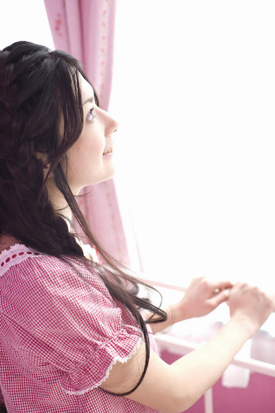 东方人,一个人,栏杆,站,竖图,室内,白天,侧面,窗户,窗帘,落地窗,亚洲,仅一个年轻女性,仅一个女性,仅一个人,睡衣,围栏,注视,黄种人,护栏,玻璃窗,粉色,观察,看,站着,搭,观看,察看,搭着,关注,年轻女性,女人,女性,亚洲人,站立,半身,彩图