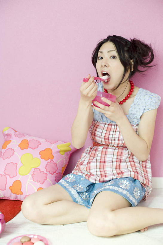 奶酪,东方人,一个人,坐,举,吃,盘腿,竖图,室内,白天,正面,靠垫,亚洲,仅一个年轻女性,仅一个女性,仅一个人,握,墙,干酪,起司,食品,糖,糖果,甜点,甜品,靠枕,软糖,芝士,营养,拿,拿着,注视,黄种人,墙壁,墙面,食物,粉色,垫子,碗,枕头,甜食,观察,看,托,乳酪,握着,观看,察看,乳制品,关注,发酵,年轻女性,女人,女性,亚洲人,举起,举手,举着,嚼,盘腿而坐,盘膝,盘着腿的,盘着腿坐,食,双腿交叉,向上举,向上伸,向上托,坐着,彩图,全身