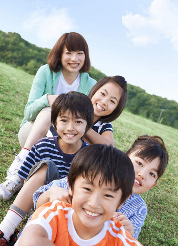 东方人,儿童,伙伴,朋友,教师,坐,笑,微笑,露齿笑,竖图,俯视,室外,白天,旅游,度假,友谊,草地,草坪,美景,树林,植物,亚洲,五个人,许多,景观,许多人,注视,黄种人,娱乐,草,树,树木,小孩,蓝色,绿色,蓝天,天空,自然,天,观察,看,一群人,享受,休闲,同学,景色,放松,生长,晴朗,成长,观看,察看,校友,关注,自然风光,万里无云,同窗,学友,友情,男孩,男人,男性,年轻女性,女孩,女人,女性,亚洲人,讲师,教授,老师,晴空,晴空万里,坐着,半身,彩图,高角度拍摄,男生,女生