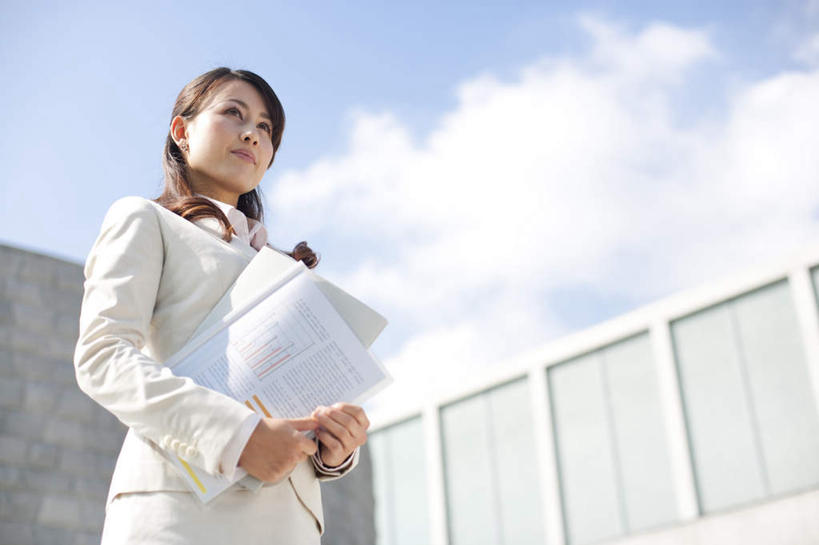 东方人,一个人,商务人士,商务女性,栏杆,站,举,横图,室外,白天,仰视,亚洲,仅一个年轻女性,仅一个女性,仅一个人,握,阴影,套装,光线,材料,档案,文件,影子,云,云朵,围栏,拿,云彩,拿着,注视,黄种人,护栏,蓝色,白云,蓝天,天空,阳光,资料,天,观察,看,托,站着,握着,晴朗,观看,察看,关注,文档,商务装,工薪阶层,年轻女性,女人,女性,亚洲人,白领,上班族,晴空,举起,举手,举着,向上举,向上伸,向上托,站立,半身,彩图,低角度拍摄