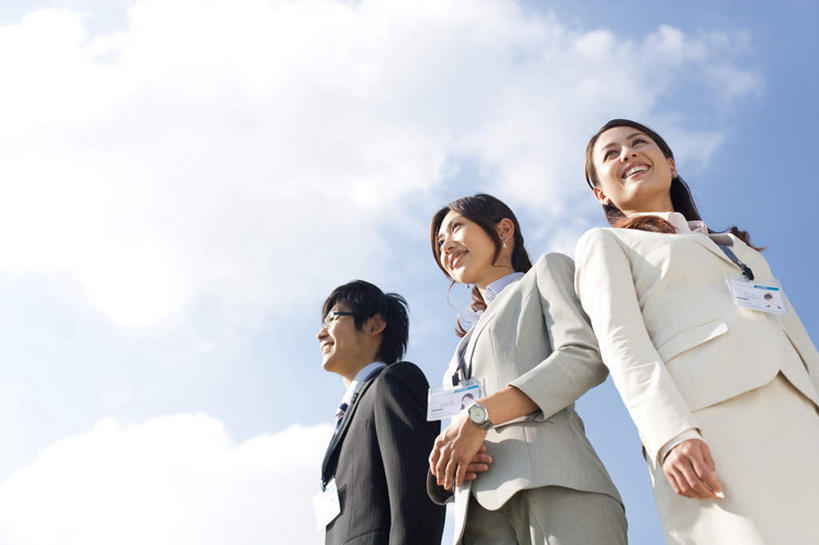 东方人,三个人,同事,商务人士,商务男性,商务女性,站,笑,微笑,露齿笑,横图,室外,白天,仰视,衬衫,成功,合作,团队,集体,信心,亚洲,套装,云,云朵,云彩,注视,黄种人,队伍,蓝色,白云,蓝天,天空,天,观察,看,站着,晴朗,观看,察看,领导,成就,关注,商务装,合伙,领袖,工薪阶层,男人,男性,年轻男性,年轻女性,女人,女性,亚洲人,白领,上班族,晴空,站立,半身,彩图,低角度拍摄,衬衣