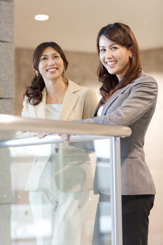 东方人,两个人,伙伴,同事,朋友,商务人士,商务女性,栏杆,站,笑,微笑,露齿笑,竖图,室内,白天,正面,友谊,成功,合作,团队,集体,信心,窗户,亚洲,套装,包,皮包,围栏,注视,黄种人,队伍,护栏,玻璃窗,观察,看,站着,搭,观看,单肩包,察看,领导,成就,搭着,关注,商务装,合伙,领袖,工薪阶层,友情,年轻女性,女人,女性,亚洲人,白领,上班族,站立,半身,彩图