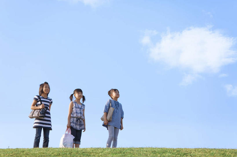 东方人,儿童,三个人,伙伴,朋友,站,笑,微笑,露齿笑,横图,室外,白天,仰视,友谊,草地,草坪,植物,亚洲,包,皮包,云,云朵,云彩,注视,黄种人,草,小孩,蓝色,绿色,白云,蓝天,天空,天,观察,看,站着,同学,晴朗,观看,单肩包,察看,校友,关注,同窗,学友,友情,女孩,女人,女性,亚洲人,晴空,抬头,仰头,站立,彩图,低角度拍摄,全身,女生