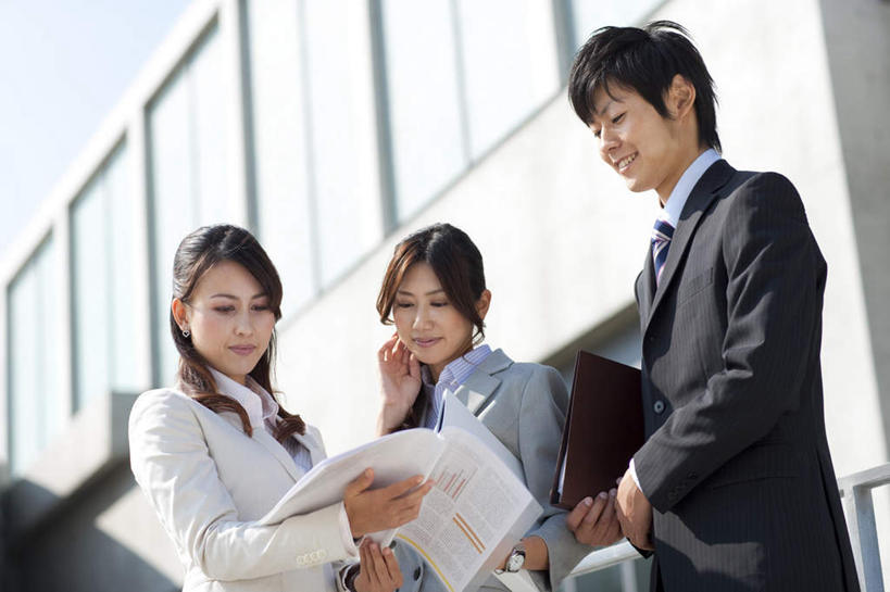 东方人,三个人,同事,商务人士,商务男性,商务女性,家,站,笑,微笑,露齿笑,横图,室外,白天,仰视,衬衫,成功,合作,团队,集体,信心,窗户,落地窗,亚洲,握,套装,材料,档案,文件,房屋,屋子,拿,拿着,注视,黄种人,队伍,楼房,玻璃窗,住宅,蓝色,蓝天,天空,资料,天,观察,看,站着,握着,晴朗,观看,察看,领导,成就,关注,文档,商务装,合伙,领袖,工薪阶层,万里无云,男人,男性,年轻男性,年轻女性,女人,女性,亚洲人,白领,上班族,晴空,晴空万里,站立,半身,彩图,低角度拍摄,衬衣,房子