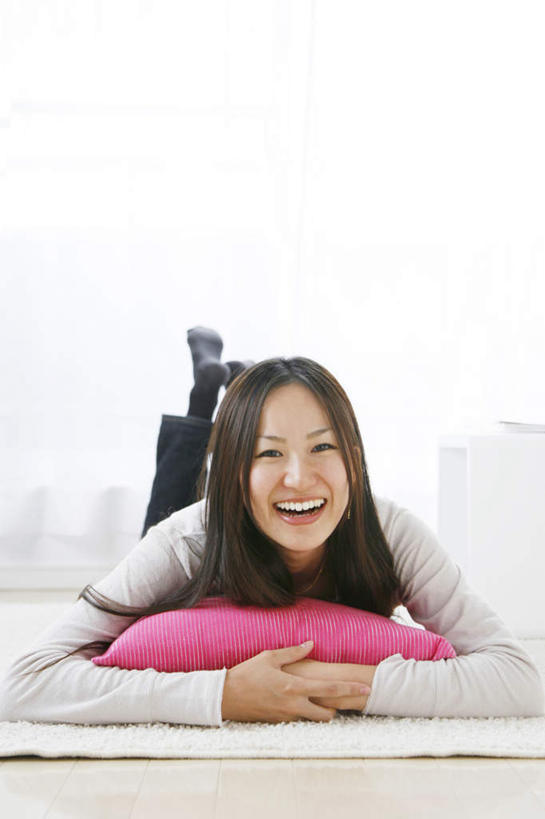 东方人,一个人,笑,微笑,露齿笑,竖图,室内,白天,正面,窗户,地板,靠垫,落地窗,亚洲,仅一个年轻女性,仅一个女性,仅一个人,墙,靠枕,地面,抬腿,注视,黄种人,木地板,玻璃窗,墙壁,墙面,垫子,枕头,观察,看,趴着,观看,察看,关注,年轻女性,女人,女性,亚洲人,趴,彩图,全身