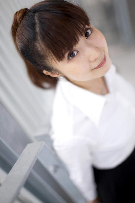 东方人,一个人,商务人士,商务女性,栏杆,站,竖图,俯视,室内,白天,窗户,落地窗,亚洲,仅一个年轻女性,仅一个女性,仅一个人,套装,围栏,走道,走廊,过道,注视,黄种人,护栏,玻璃窗,观察,看,站着,观看,察看,关注,商务装,工薪阶层,年轻女性,女人,女性,亚洲人,白领,上班族,抬头,仰头,站立,半身,彩图,高角度拍摄