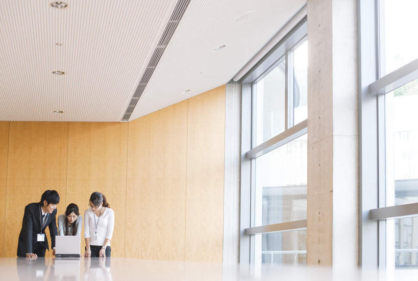 东方人,三个人,同事,商务人士,商务男性,商务女性,栏杆,站,笑,微笑,露齿笑,横图,室内,白天,仰视,衬衫,成功,合作,团队,集体,信心,电脑,笔记本电脑,窗户,落地窗,天花板,桌子,照明,亚洲,套装,并排,网络,墙,围栏,灯光,注视,黄种人,通讯设备,队伍,护栏,顶灯,玻璃窗,墙壁,墙面,灯,灯具,观察,看,站着,搭,观看,照亮,察看,无线,领导,照明设备,成就,搭着,关注,通信设备,商务装,无线网络,合伙,领袖,无线上网,便携式电脑,工薪阶层,手提电脑,男人,男性,年轻男性,年轻女性,女人,女性,亚洲人,白领,上班族,站立,半身,彩图,低角度拍摄,衬衣