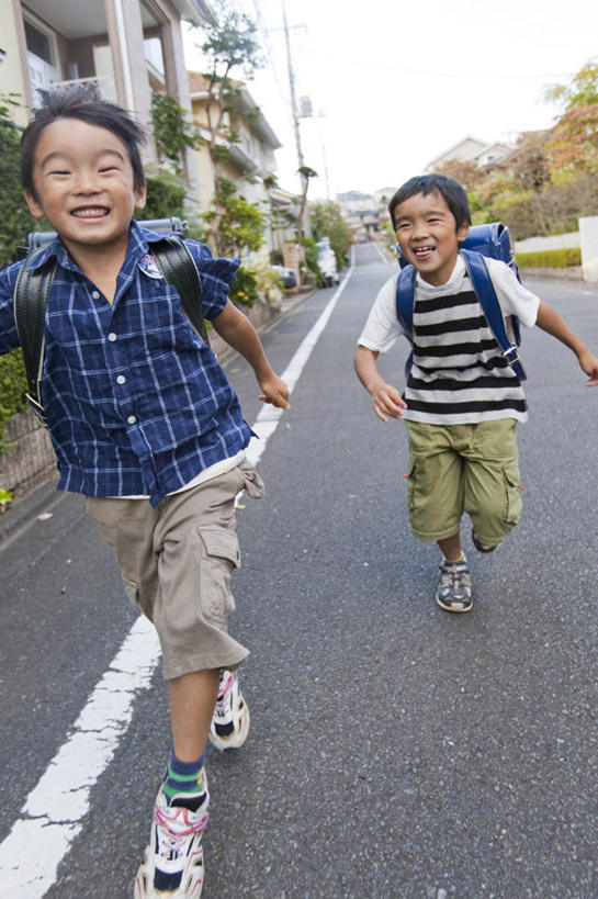 东方人,儿童,两个人,家,跑,笑,微笑,露齿笑,竖图,室外,白天,正面,锻炼,旅游,度假,纯洁,运动,美景,树林,植物,道路,路,公路,亚洲,许多,电力,包,电线,电线杆,书包,线,房屋,屋子,景观,电能,交通,线路,注视,黄种人,娱乐,楼房,住宅,树,树木,小孩,蓝色,绿色,蓝天,天空,自然,背包,天,观察,看,享受,休闲,景色,放松,可爱,童年,童趣,生长,晴朗,成长,观看,电,电源,察看,关注,自然风光,能量,童真,烂漫,无邪,万里无云,体育,天真,男孩,男人,男性,亚洲人,晴空,晴空万里,马路,跑步,彩图,全身,健身,房子,双肩包,男生