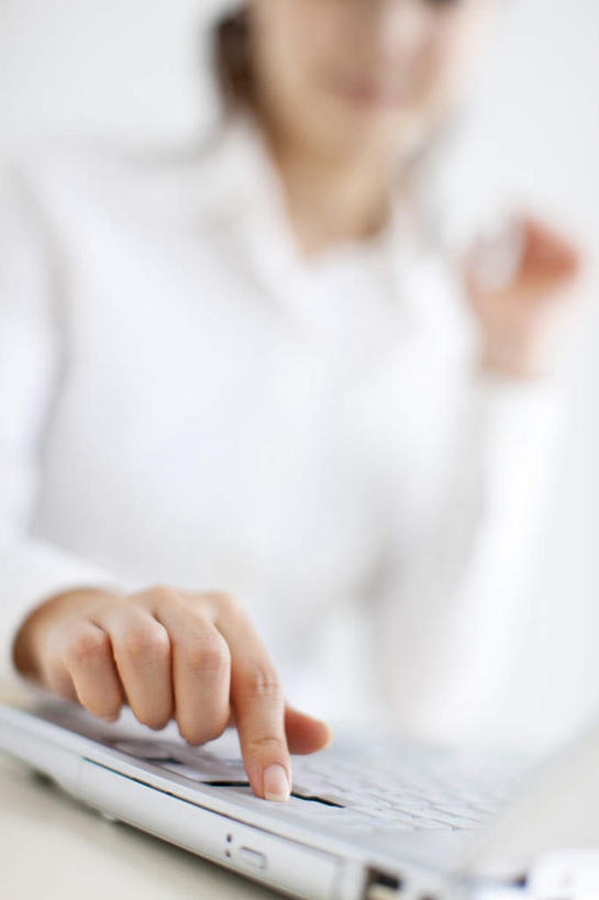 东方人,一个人,坐,举,笑,微笑,竖图,室内,白天,白色背景,正面,电脑,笔记本电脑,桌子,亚洲,仅一个年轻女性,仅一个女性,仅一个人,朦胧,模糊,网络,注视,黄种人,通讯设备,按,观察,看,托,摄影,影棚,观看,察看,无线,关注,通信设备,无线网络,无线上网,便携式电脑,手提电脑,年轻女性,女人,女性,亚洲人,举起,举手,举着,向上举,向上伸,向上托,坐着,半身,彩图,影棚拍摄,拍摄