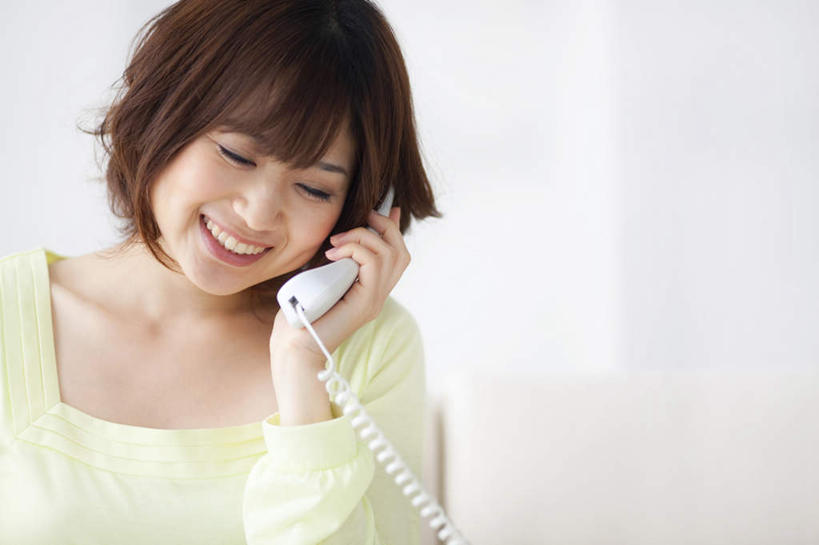 东方人,一个人,站,笑,打电话,微笑,露齿笑,横图,室内,白天,白色背景,正面,电话,亚洲,仅一个年轻女性,仅一个女性,仅一个人,握,服装,墙,拿,拿着,休闲装,黄种人,通讯设备,墙壁,墙面,衣服,话筒,站着,休闲,休闲服,电话线,握着,服饰,交流,年轻女性,女人,女性,亚洲人,电话机,沟通,通话,站立,半身,彩图