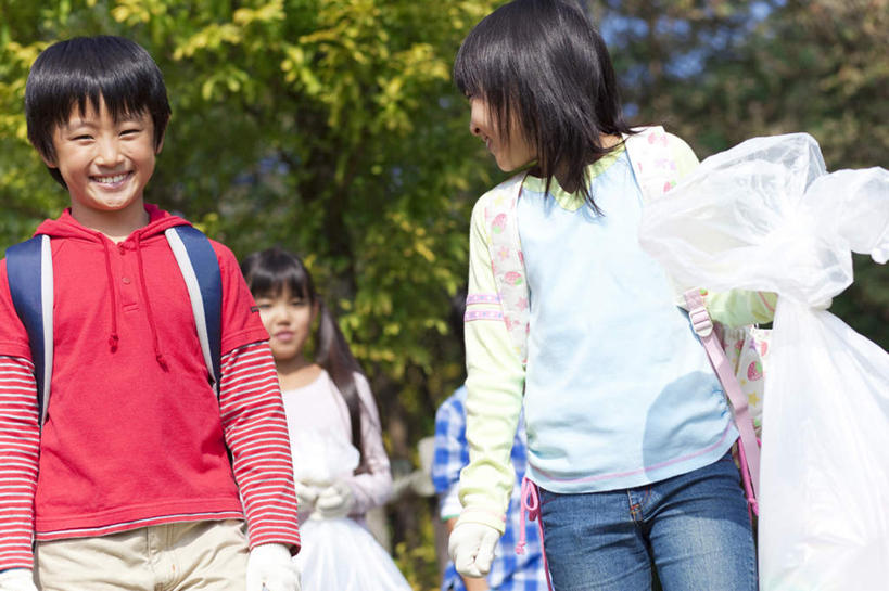 东方人,儿童,四个人,伙伴,朋友,走,笑,微笑,横图,室外,白天,仰视,旅游,度假,友谊,纯洁,美景,植物,袋子,亚洲,一棵,握,环保,包,书包,景观,枝条,拿,拎,拿着,注视,黄种人,娱乐,塑料袋,树,树干,树木,树枝,小孩,绿色,自然,背包,观察,看,享受,休闲,同学,景色,放松,可爱,童年,童趣,握着,生长,成长,观看,垃圾袋,察看,校友,关注,自然风光,童真,低碳,烂漫,无邪,同窗,学友,天真,友情,男孩,男人,男性,女孩,女人,女性,亚洲人,步行,散步,走路,半身,彩图,低角度拍摄,双肩包,男生,女生,拎着