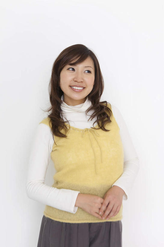 东方人,一个人,站,笑,双手交叉,微笑,露齿笑,竖图,室内,白天,正面,亚洲,仅一个年轻女性,仅一个女性,仅一个人,墙,注视,黄种人,墙壁,墙面,观察,看,站着,观看,察看,关注,年轻女性,女人,女性,亚洲人,站立,半身,彩图