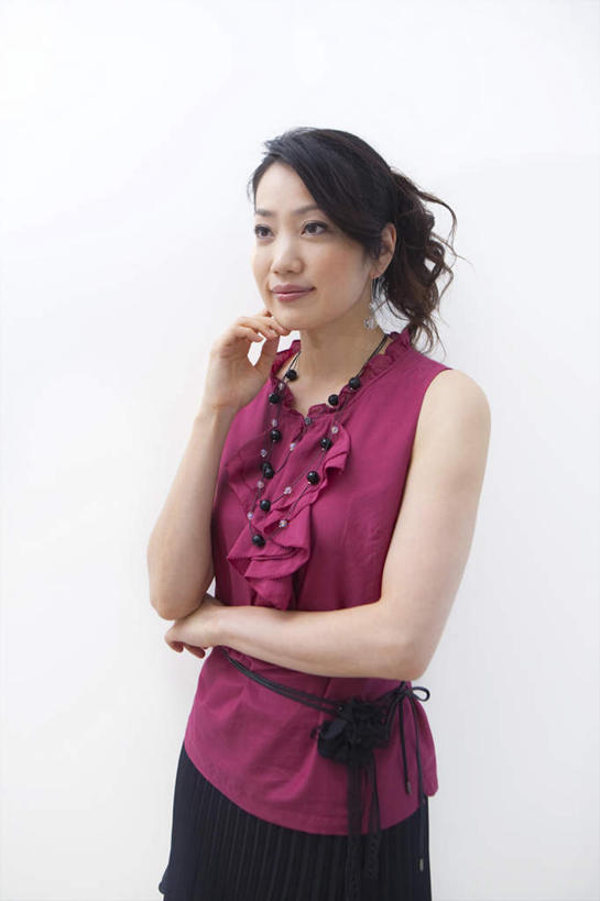 东方人,一个人,站,举,笑,微笑,竖图,室内,白天,白色背景,正面,亚洲,仅一个年轻女性,仅一个女性,仅一个人,撑,服装,墙,托腮,注视,休闲装,黄种人,墙壁,墙面,衣服,红色,观察,看,托,站着,休闲,休闲服,摄影,服饰,影棚,观看,察看,撑着,关注,托下巴,年轻女性,女人,女性,亚洲人,举起,举手,举着,向上举,向上伸,向上托,站立,半身,彩图,影棚拍摄,拍摄