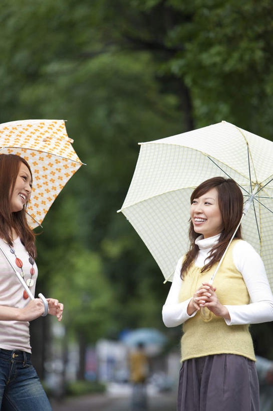 东方人,两个人,伙伴,朋友,站,笑,微笑,露齿笑,竖图,室外,白天,侧面,友谊,美景,树林,植物,亚洲,许多,服装,朦胧,模糊,伞,雨伞,遮阳伞,景观,注视,休闲装,黄种人,阳伞,相视,树,树木,衣服,绿色,自然,观察,看,站着,休闲,面对面,休闲服,景色,服饰,生长,成长,观看,对视,察看,关注,自然风光,相对,相看,友情,年轻女性,女人,女性,亚洲人,站立,半身,彩图