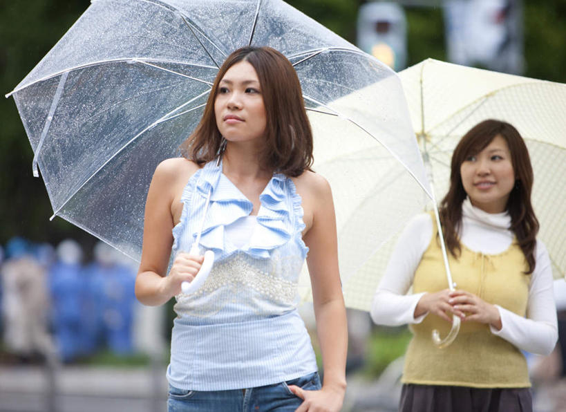 东方人,两个人,伙伴,朋友,站,举,笑,微笑,露齿笑,横图,室外,白天,正面,友谊,美景,树林,植物,道路,路,公路,亚洲,许多,握,服装,朦胧,模糊,伞,雨伞,遮阳伞,景观,交通,拿,拿着,注视,休闲装,黄种人,阳伞,树,树木,衣服,绿色,自然,观察,看,托,站着,休闲,休闲服,景色,握着,服饰,生长,成长,观看,察看,关注,自然风光,友情,年轻女性,女人,女性,亚洲人,马路,举起,举手,举着,向上举,向上伸,向上托,站立,半身,彩图