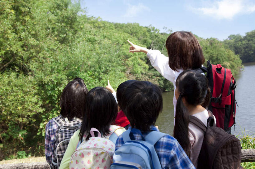 东方人,儿童,伙伴,朋友,教师,栏杆,站,横图,室外,白天,友谊,纯洁,草地,草坪,河流,美景,树林,水,植物,亚洲,许多,指,服装,朦胧,模糊,包,书包,河水,景观,水流,云,云朵,围栏,许多人,云彩,注视,休闲装,黄种人,方向,护栏,草,树,树木,小孩,背面,衣服,绿色,白云,蓝天,天空,自然,背包,天,观察,看,手势,站着,一群人,休闲,同学,休闲服,景色,可爱,童年,童趣,服饰,生长,晴朗,成长,观看,察看,指向,食指,校友,关注,自然风光,童真,烂漫,无邪,同窗,学友,天真,友情,男孩,男人,男性,年轻女性,女孩,女人,女性,亚洲人,讲师,教授,老师,晴空,站立,半身,彩图,双肩包,男生,女生