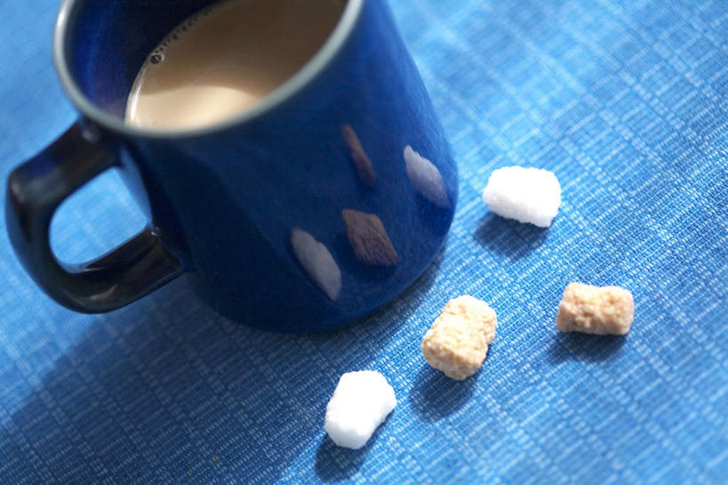 咖啡,无人,横图,俯视,室内,特写,白天,幸福,桌子,杯子,阴影,朦胧,模糊,光线,布料,瓷器,影子,调料,糖,陶瓷制品,调味品,调味料,布纹,四颗,娱乐,方糖,桌布,饮料,蓝色,阳光,餐巾,马克杯,垫子,台布,享受,休闲,温馨,放松,乐趣,提神,舒适,瓷杯,醒脑,软饮料,半方糖,白方糖,彩图,高角度拍摄