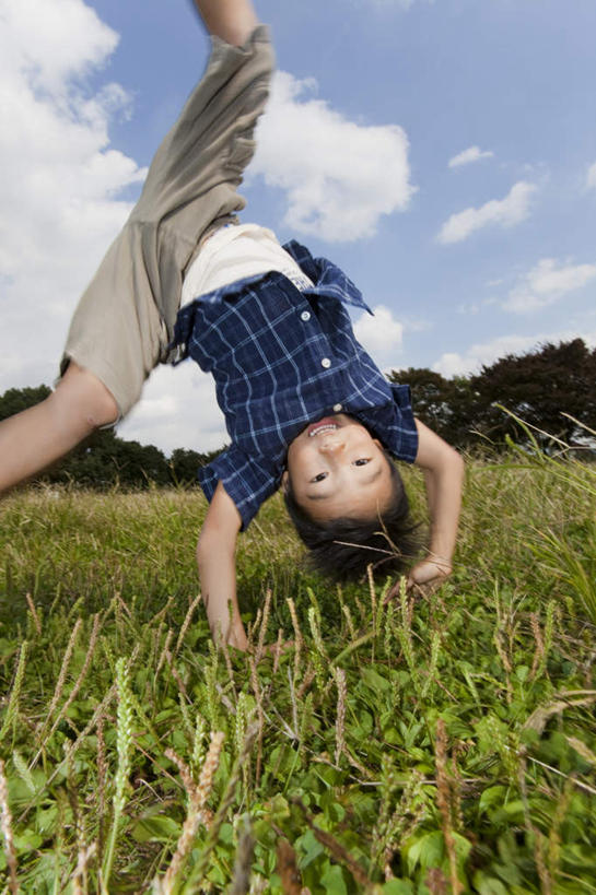 东方人,儿童,一个人,站,笑,微笑,露齿笑,竖图,室外,白天,仰视,纯洁,草地,草坪,美景,树林,植物,亚洲,仅一个男性,仅一个人,许多,倒,服装,景观,云,云朵,云彩,注视,休闲装,黄种人,草,树,树木,小孩,衣服,蓝色,绿色,白云,蓝天,天空,自然,天,观察,看,站着,仅一个小孩,休闲,休闲服,景色,可爱,童年,童趣,搭,服饰,生长,晴朗,成长,观看,察看,搭着,关注,自然风光,童真,烂漫,无邪,天真,男孩,男人,男性,亚洲人,孩子,晴空,站立,半身,彩图,低角度拍摄,男生