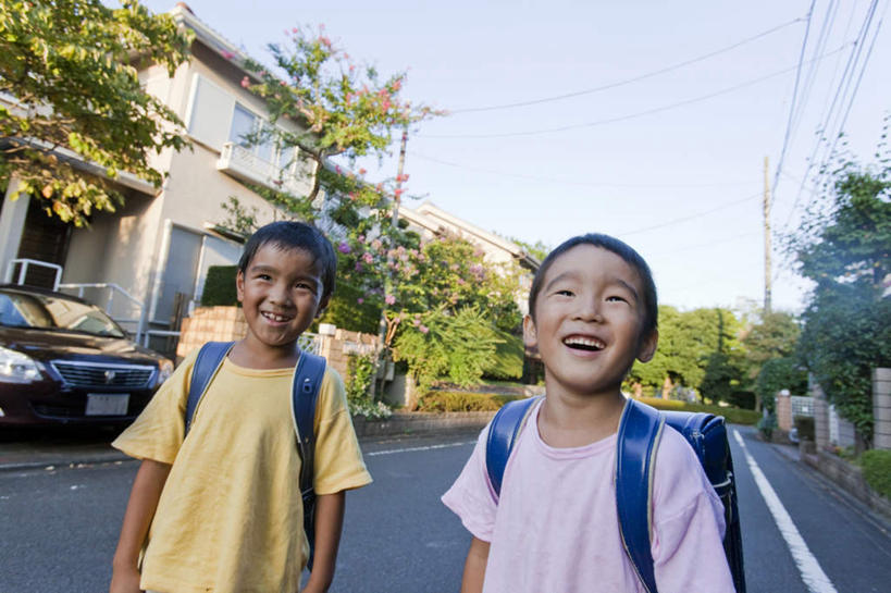 东方人,儿童,两个人,站,笑,微笑,露齿笑,横图,室外,白天,仰视,纯洁,美景,树林,植物,道路,路,公路,汽车,亚洲,许多,服装,朦胧,模糊,包,书包,景观,云,云朵,交通,云彩,注视,休闲装,黄种人,车,树,树木,小孩,衣服,蓝色,绿色,白云,蓝天,天空,自然,背包,交通工具,轿车,天,观察,看,站着,休闲,休闲服,景色,可爱,童年,童趣,服饰,生长,晴朗,成长,观看,察看,关注,自然风光,载具,童真,烂漫,无邪,天真,男孩,男人,男性,亚洲人,晴空,马路,站立,半身,彩图,低角度拍摄,双肩包,男生