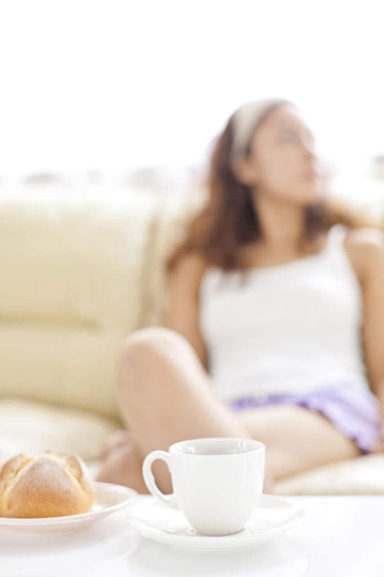 点心,面包,东方人,一个人,客厅,坐,竖图,室内,白天,正面,窗户,窗帘,沙发,桌子,杯子,餐具,亚洲,仅一个年轻女性,仅一个女性,仅一个人,服装,朦胧,模糊,瓷器,碟子,盘,食品,面点,咖啡杯,陶瓷制品,二郎腿,注视,休闲装,黄种人,玻璃窗,食物,糕点,衣服,盘子,碟,观察,看,休闲,休闲服,服饰,观看,察看,起居室,关注,瓷杯,布艺沙发,年轻女性,女人,女性,亚洲人,抬头,仰头,坐着,半身,彩图