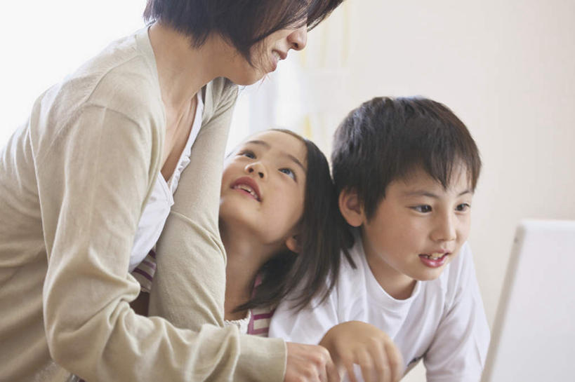 东方人,儿童,三个人,家庭,母亲,女儿,儿子,笑,微笑,露齿笑,横图,室内,白天,仰视,纯洁,亚洲,服装,墙,画板,休闲装,黄种人,墙壁,墙面,小孩,衣服,白板,休闲,温暖,温馨,母女,母子,一家人,休闲服,可爱,母爱,童年,童趣,服饰,和睦,记录板,童真,烂漫,无邪,记事板,天真,男孩,男人,男性,年轻女性,女孩,女人,女性,亚洲人,孩子,年轻人,抬头,仰头,半身,彩图,低角度拍摄,融洽,男生,女生