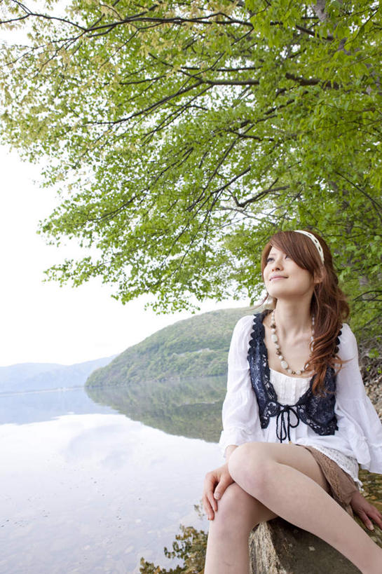 东方人,一个人,坐,笑,微笑,露齿笑,竖图,室外,白天,正面,河流,石头,美景,树林,水,植物,亚洲,仅一个年轻女性,仅一个女性,仅一个人,许多,服装,石子,河水,景观,水流,注视,休闲装,黄种人,树,树木,衣服,蓝色,绿色,蓝天,天空,自然,天,观察,看,休闲,休闲服,景色,服饰,生长,晴朗,成长,观看,察看,关注,自然风光,万里无云,年轻女性,女人,女性,亚洲人,石块,晴空,晴空万里,抬头,仰头,坐着,半身,彩图