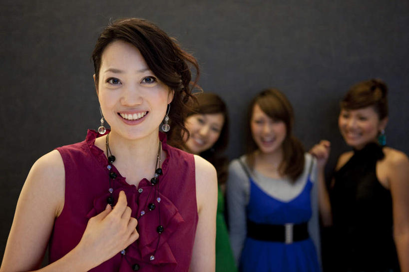 东方人,脸,头,脸颊,手,四个人,伙伴,朋友,站,举,笑,微笑,露齿笑,横图,室内,特写,白天,正面,友谊,项链,亚洲,灰色背景,服装,朦胧,模糊,注视,休闲装,黄种人,肩膀,装饰品,衣服,饰品,首饰,观察,看,托,站着,休闲,手部,休闲服,搭,摄影,服饰,影棚,观看,单手,察看,搭着,关注,友情,年轻女性,女人,女性,亚洲人,头部,脸部,脸蛋,面部,举起,举手,举着,向上举,向上伸,向上托,站立,半身,彩图,影棚拍摄,拍摄