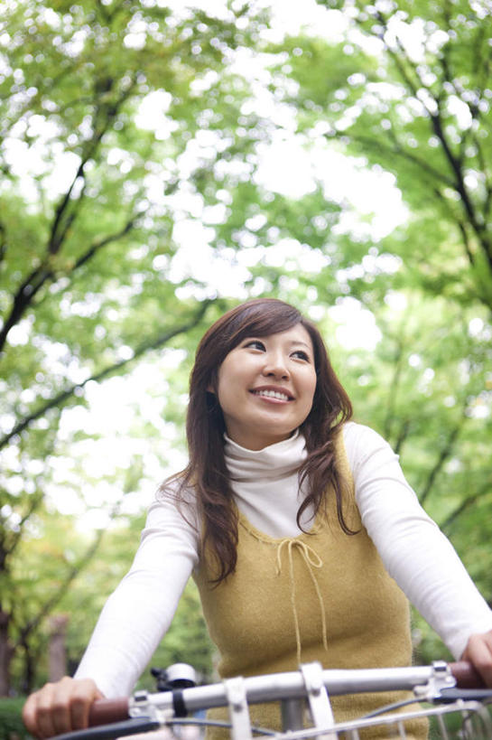 东方人,一个人,笑,微笑,露齿笑,竖图,室内,白天,仰视,美景,树林,植物,自行车,亚洲,仅一个年轻女性,仅一个女性,仅一个人,许多,握,服装,朦胧,模糊,景观,拿,拿着,休闲装,黄种人,车,脚踏车,树,树木,衣服,蓝色,绿色,蓝天,天空,自然,交通工具,天,休闲,休闲服,景色,搭,握着,服饰,生长,晴朗,成长,搭着,自然风光,载具,万里无云,年轻女性,女人,女性,亚洲人,晴空,晴空万里,半身,彩图,低角度拍摄