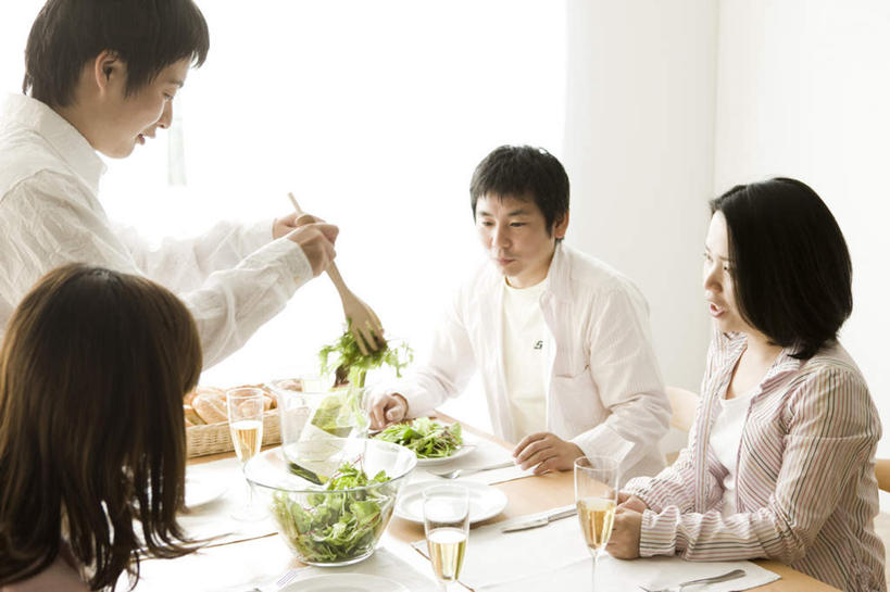 点心,东方人,背部,四个人,客厅,横图,室内,白天,侧面,窗户,蔬菜,杯子,托盘,亚洲,握,服装,朦胧,模糊,新鲜,叉子,高脚杯,墙,食品,甜点,甜品,拿,拿着,注视,休闲装,黄种人,玻璃窗,墙壁,墙面,玻璃制品,食物,糕点,衣服,酒杯,水果盆,甜食,观察,看,休闲,休闲服,握着,服饰,藤编,有机食品,绿色食品,餐布,观看,察看,起居室,关注,餐刀,香槟杯,男人,男性,年轻男性,年轻女性,女人,女性,亚洲人,玻璃杯,半身,彩图