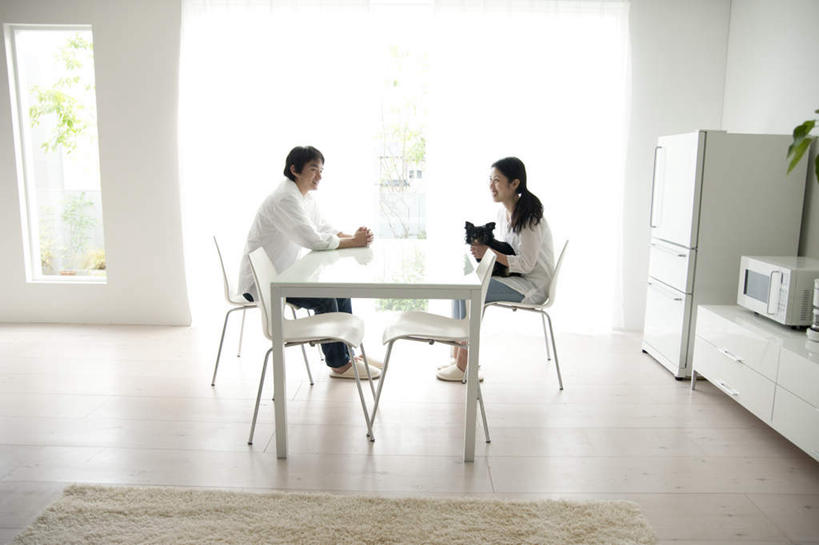 东方人,两个人,夫妻,客厅,坐,抱,笑,微笑,露齿笑,横图,室内,白天,侧面,爱情,笔记本电脑,植物,餐桌,窗户,地板,地毯,桌子,宠物,狗,水果,椅子,亚洲,握,阴影,服装,朦胧,模糊,新鲜,装饰,编织,反射,电器,盆栽,影子,手工艺品,冰箱,木椅,墙,生食,食品,果实,盆景,织物,地面,储物柜,浪漫,拿,拿着,注视,休闲装,黄种人,冷冻,冷柜,木地板,玻璃窗,相视,墙壁,墙面,食物,一只,衣服,绿色,黑色,自然,动物,水果盆,工艺品,冷藏柜,观察,看,四个,休闲,面对面,休闲服,恩爱,可爱,握着,恋人,服饰,有机食品,绿色食品,生长,冷藏,成长,餐台,抱着,观看,储藏,对视,华丽,修饰,微波炉,点缀,察看,起居室,家电,家用电器,搂着,关注,相对,忠诚,相看,衬托,美观,雅致,雅观,保鲜,男人,男性,女人,女性,中年男性,中年女性,亚洲人,夫妇,情侣,犬,怀抱,搂,搂抱,相抱,拥抱,坐着,彩图,全身,伴侣