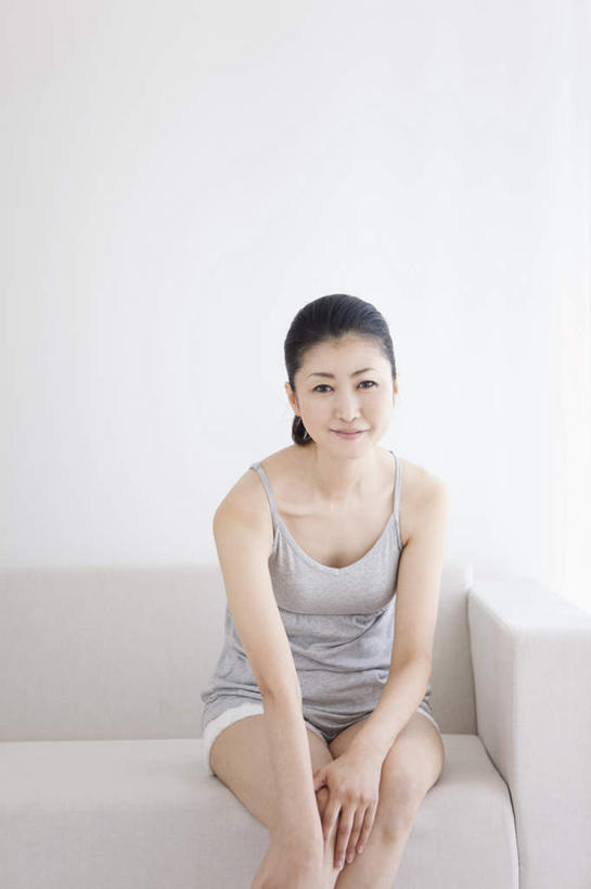 东方人,腿部,腿,一个人,坐,笑,摸,微笑,竖图,俯视,室内,白天,白色背景,沙发,亚洲,仅一个女性,仅一个人,抚摸,短裤,朦胧,模糊,背心,黄种人,穿,一个,白色,灰色,仅一个中年女性,辫子,揉,单个,穿着,布艺沙发,女人,女性,中年女性,亚洲人,长发,触摸,接触,坐着,半身,彩图,高角度拍摄