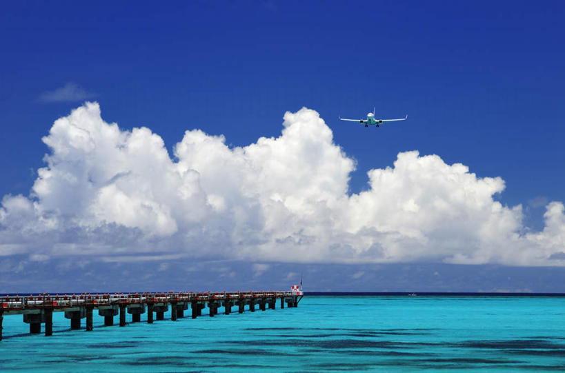 无人,横图,室外,白天,仰视,海浪,海洋,大桥,飞机,立交桥,桥梁,日本,亚洲,阴影,光线,影子,浪花,云,云朵,高架,斜拉桥,桥,交通,云彩,航空,冲绳,蓝色,白云,蓝天,天空,海水,交通工具,天,运输,冲绳县,客机,载具,海景,东亚,琉球群岛,日本国,九州地方,下地岛,大海,风浪,海,海水的波动,近岸浪,涌浪,彩图,低角度拍摄