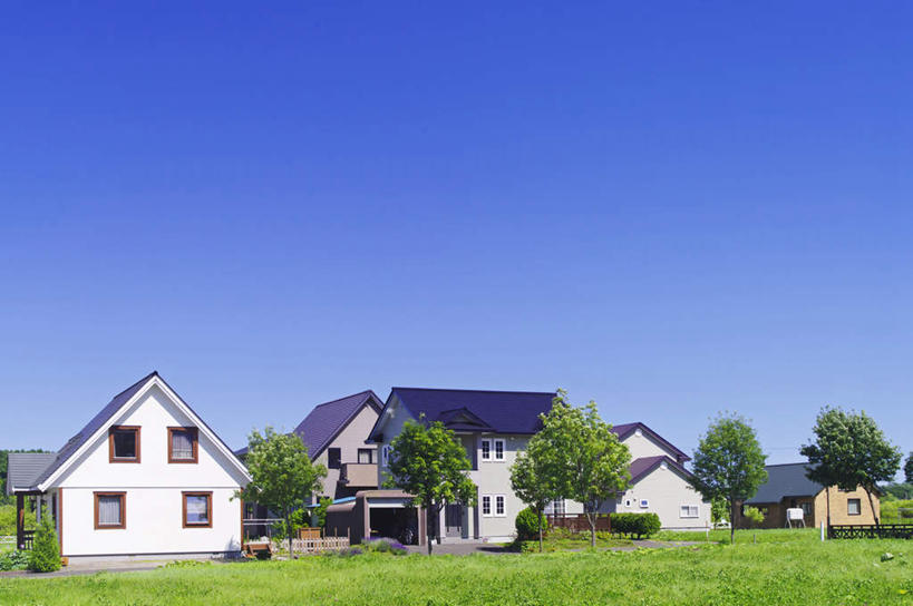 无人,家,横图,室外,白天,正面,旅游,度假,草地,草坪,美景,植物,城市风光,城市,建筑,北海道,日本,亚洲,一排,整齐,房屋,屋子,景观,云,云朵,公寓,建筑群,云彩,娱乐,建设,洋房,楼房,住宅,草,树,树木,排列,蓝色,绿色,白云,蓝天,天空,自然,天,享受,休闲,景色,放松,生长,晴朗,成长,队列,东亚,日本国,北海道地方,北海道岛,晴空,彩图,房子