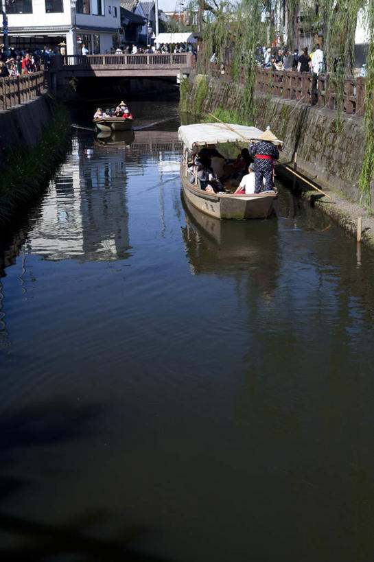 东方人,家,竖图,俯视,室外,白天,旅游,度假,河流,美景,水,城市风光,城市,建筑,船,日本,亚洲,游客,阴影,波纹,日本文化,光线,影子,房屋,屋子,河水,景观,水流,云,云朵,建筑群,木船,涟漪,千叶县,许多人,云彩,黄种人,娱乐,建设,楼房,旅客,住宅,蓝色,白云,蓝天,水纹,天空,阳光,交通工具,波浪,天,一群人,享受,休闲,景色,放松,流动,晴朗,舟,载具,流淌,东亚,本州,关东地方,本州岛,日本国,水晕,千叶,男人,男性,年轻男性,年轻女性,女人,女性,亚洲人,晴空,彩图,高角度拍摄,全身,房子