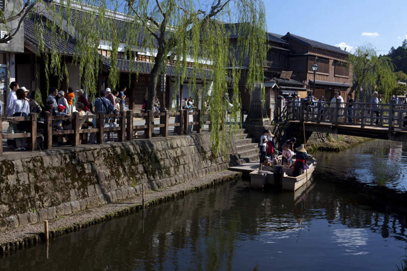 东方人,家,横图,室外,白天,正面,旅游,度假,河流,美景,水,城市风光,城市,建筑,船,日本,亚洲,游客,阴影,波纹,日本文化,光线,影子,房屋,屋子,河水,景观,水流,云,云朵,建筑群,木船,涟漪,千叶县,许多人,云彩,黄种人,娱乐,建设,楼房,旅客,住宅,蓝色,白云,蓝天,水纹,天空,阳光,交通工具,波浪,天,一群人,享受,休闲,景色,放松,流动,晴朗,舟,载具,流淌,东亚,本州,关东地方,本州岛,日本国,水晕,千叶,男人,男性,年轻男性,年轻女性,女人,女性,亚洲人,晴空,半身,彩图,房子