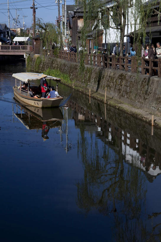 东方人,家,竖图,室外,白天,正面,旅游,度假,河流,美景,水,城市风光,城市,建筑,船,日本,亚洲,游客,阴影,波纹,日本文化,光线,影子,房屋,屋子,河水,景观,水流,云,云朵,建筑群,木船,涟漪,千叶县,许多人,云彩,黄种人,娱乐,建设,楼房,旅客,住宅,蓝色,白云,蓝天,水纹,天空,阳光,交通工具,波浪,天,一群人,享受,休闲,景色,放松,流动,晴朗,舟,载具,流淌,东亚,本州,关东地方,本州岛,日本国,水晕,千叶,男人,男性,年轻男性,年轻女性,女人,女性,亚洲人,晴空,彩图,全身,房子