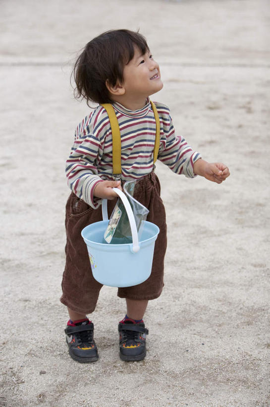 东方人,儿童,一个人,站,笑,微笑,露齿笑,竖图,室外,白天,正面,游戏,纯洁,沙滩,玩具,日本,亚洲,仅一个男性,仅一个人,许多,握,服装,裤子,沙子,水桶,桶,塑料,海岸,沙地,千叶县,拿,玩,拎,拿着,扭头,注视,休闲装,黄种人,娱乐,一个,小孩,衣服,红色,蓝色,绿色,白色,黑色,容器,塑料制品,观察,看,站着,转头,仅一个小孩,休闲,休闲服,可爱,童年,童趣,益智,握着,服饰,单个,观看,活动,储藏,察看,储存,发泄,关注,消遣,智力,童真,东亚,烂漫,无邪,本州,关东地方,本州岛,日本国,宣泄,千叶,天真,男孩,男人,男性,亚洲人,孩子,海滩,玩耍,嬉戏,站立,彩图,全身,贮存,短发,男生,拎着