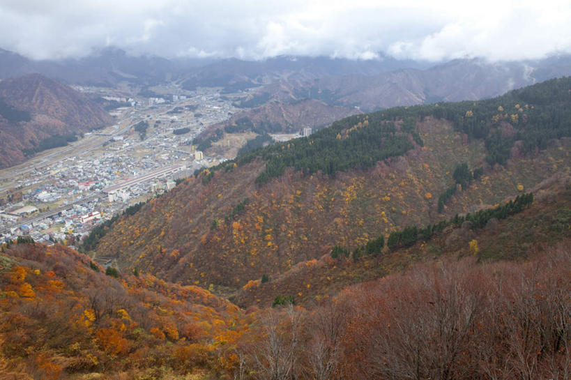 无人,家,横图,俯视,航拍,室外,白天,旅游,度假,美景,秋季,山,山脉,树林,植物,城市风光,城市,建筑,叶子,日本,亚洲,许多,房屋,屋子,景观,山峰,云,云朵,公寓,建筑群,枯叶,落叶,山峦,云彩,娱乐,建设,洋房,楼房,住宅,树,树木,红色,蓝色,绿色,白云,蓝天,天空,自然,群山,天,享受,休闲,景色,放松,生长,晴朗,成长,鸟瞰,东亚,本州,本州岛,日本国,中部地方,新潟,新潟县,叶,叶片,晴空,秋,秋天,彩图,高角度拍摄,房子