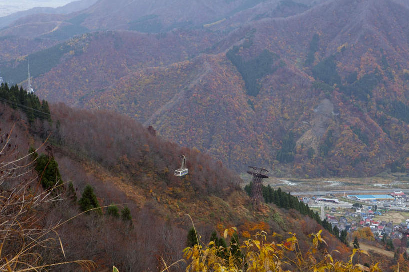 无人,家,横图,俯视,航拍,室外,白天,旅游,度假,美景,秋季,山,山脉,树林,植物,城市风光,城市,建筑,叶子,日本,亚洲,许多,房屋,屋子,景观,山峰,云,云朵,公寓,建筑群,枯叶,落叶,山峦,云彩,娱乐,建设,洋房,楼房,住宅,树,树木,红色,蓝色,绿色,白云,蓝天,天空,自然,群山,天,享受,休闲,景色,放松,生长,晴朗,成长,鸟瞰,东亚,本州,本州岛,日本国,中部地方,新潟,新潟县,叶,叶片,晴空,秋,秋天,彩图,高角度拍摄,房子