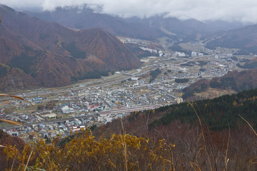 无人,家,横图,俯视,航拍,室外,白天,旅游,度假,美景,秋季,山,山脉,树林,植物,城市风光,城市,建筑,叶子,日本,亚洲,许多,房屋,屋子,景观,山峰,云,云朵,公寓,建筑群,枯叶,落叶,山峦,云彩,娱乐,建设,洋房,楼房,住宅,树,树木,红色,蓝色,绿色,白云,蓝天,天空,自然,群山,天,享受,休闲,景色,放松,生长,晴朗,成长,鸟瞰,东亚,本州,本州岛,日本国,中部地方,新潟,新潟县,叶,叶片,晴空,秋,秋天,彩图,高角度拍摄,房子