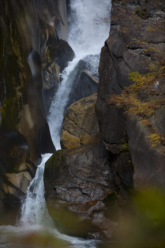 无人,竖图,室外,白天,正面,旅游,度假,石头,美景,瀑布,秋季,水,植物,叶子,日本,亚洲,飞溅,朦胧,模糊,湍急,溅,石子,液体,景观,水滴,枯叶,落叶,娱乐,水珠,树,树木,绿色,自然,享受,休闲,景色,放松,流动,生长,成长,喷洒,自然风光,流淌,东亚,本州,本州岛,日本国,中部地方,山梨,山梨县,叶,叶片,跌水,石块,岩石,秋,秋天,彩图