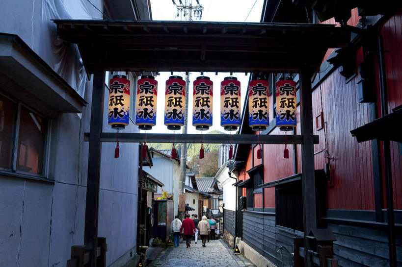 东方人,两个人,家,走,横图,室外,白天,仰视,旅游,度假,美景,城市风光,标志建筑,城市,地标,建筑,日本,亚洲,许多,行人,阴影,服装,节日,庆祝,光线,灯笼,影子,纸灯笼,房屋,屋子,景观,云,云朵,公寓,建筑群,云彩,注视,休闲装,黄种人,文化,娱乐,建设,洋房,楼房,路人,住宅,衣服,黄色,红色,蓝色,白云,蓝天,天空,阳光,天,观察,看,庆典,享受,休闲,喜庆,休闲服,景色,放松,服饰,晴朗,观看,纪念,庆贺,察看,关注,祝贺,东亚,照明工具,本州,万里无云,本州岛,日本国,中部地方,岐阜,岐阜县,过客,男人,男性,女人,女性,中年男性,中年女性,亚洲人,晴空,晴空万里,步行,散步,走路,彩图,低角度拍摄,全身,房子