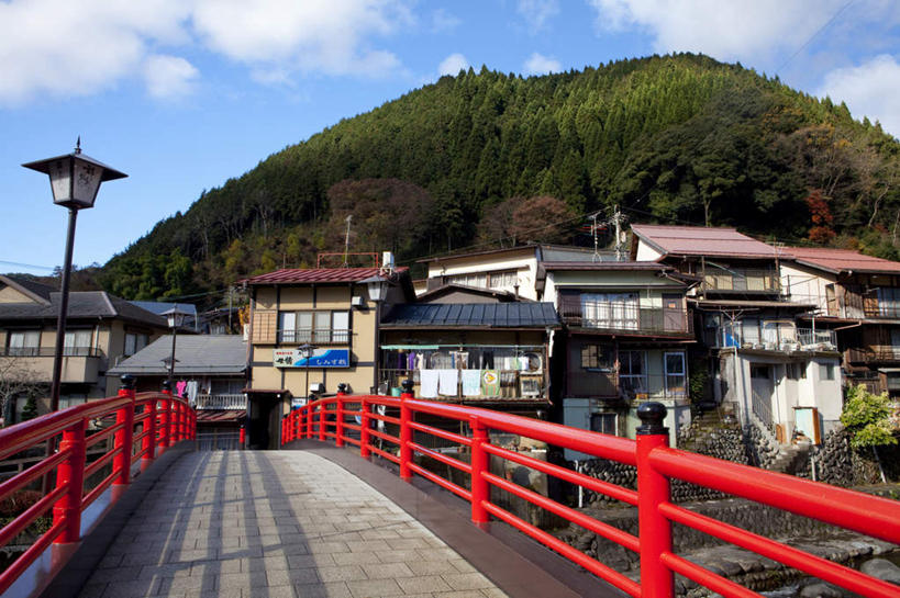 无人,家,横图,室外,白天,正面,旅游,度假,美景,城市风光,城市,建筑,路灯,照明,日本,亚洲,阴影,电力,光线,电线,木板,线,影子,房屋,屋子,景观,云,云朵,公寓,建筑群,桥,灯光,电能,木桥,线路,云彩,娱乐,建设,洋房,楼房,住宅,栈桥,灯,两个,蓝色,白云,蓝天,天空,阳光,天,享受,休闲,景色,放松,晴朗,人行桥,木板桥,电,电源,电源线,照亮,照明设备,能量,东亚,本州,本州岛,日本国,中部地方,岐阜,岐阜县,晴空,彩图,房子